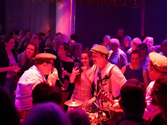 Die Marching-Band „The Speedos“ auf der Tanzfläche in der Empore Buchholz | Foto: Gilbert Studios