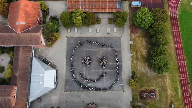 Mega-Lernspaß: Schülergruppen bildeten auf dem Schulhof ein Smiley im XXL-Format | Foto: Neises