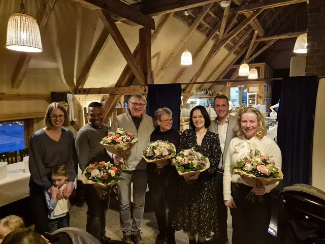 Gratulation zu den Mitarbeiterjubiläen (v. li.): Nele Landschof mit Nichte Mia, Emeka Aninwogbu, Martin Haupt, Ines Görz, Katja Schiebler, Sven Dierksen und Marianne Hurtz | Foto: Ringhotel Sellhorn