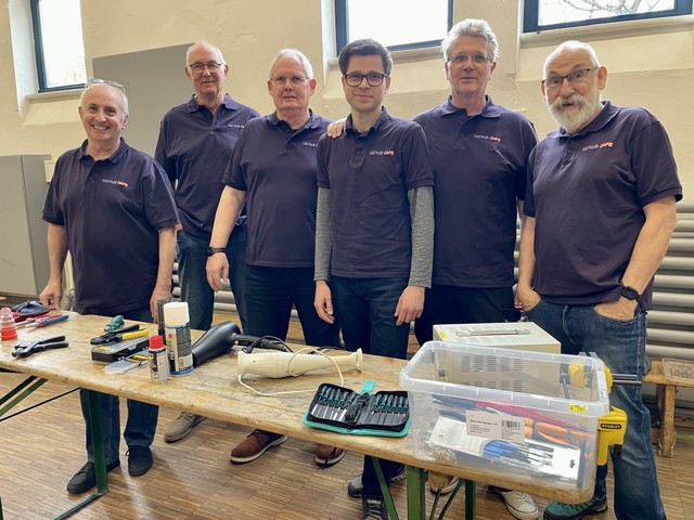Sechs der gut gelaunten Fachleute vom Repair-Café Buchholz: Erwin Schwinn, Fred Mordhorst, Bert Dessau, Jan-Philipp Kahle, Andreas Fischer, Hinrich Wendt (v.l.n.r.) | Foto: Silke König