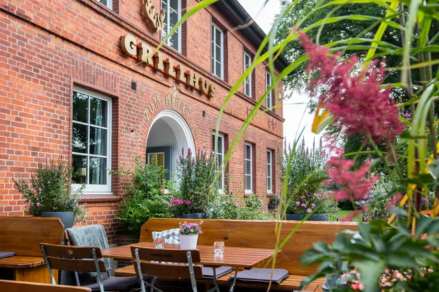 Wo kann man schöner speisen und genießen? Die Sitzplätze im Garten sind beliebt in der warmen Jahreszeit | Foto: Das Grillhus / Thomas Ix