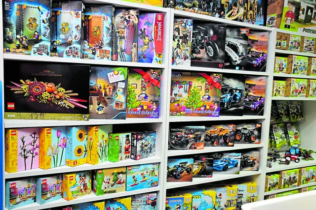 Das Angebot in der Spielzeugkiste ist sehr umfangreich | Foto: Axel-Holger Haase