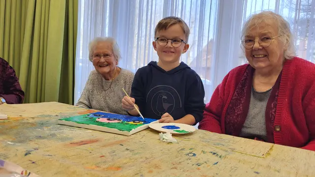 Mika (6 Jahre) malt gemeinsam mit Rosemarie Bostelmann (li) und Ilse Bleicher das Bild mit bunten Schafen | Foto: sh