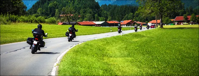 Trockene Straßen, milde Temperaturen: Damit der Start in die Motorradsaison gut gelingt, sollten die Sicherheitstechnik des Bikes und die persönliche Schutzausrüstung überprüft werden. Sinnvoll ist es auch, sich die Leistungen der Versicherung nochmal im Detail anzusehen | Foto: photopiano/123rf/Itzehoer Versicherungen