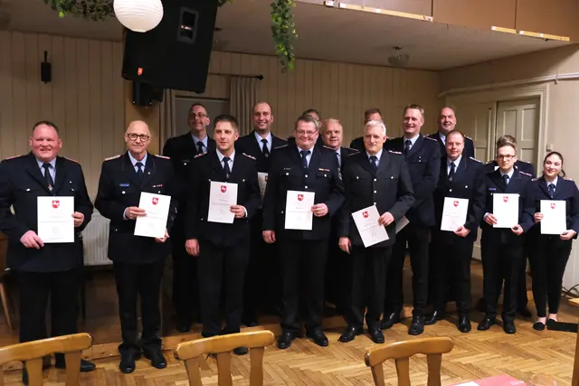 Mitglieder der Feuerwehr Oldendorf, die aufgrund ihres Einsatzes beim Weihnachtshochwassers 2023/2024 geehrt wurden | Foto: Rolf Hillyer-Funke