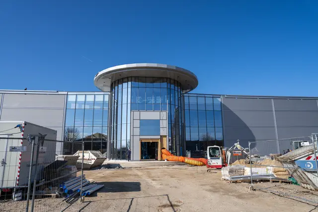 Der Fortschritt am Neubau von Küchen Aktuell in der Buchholzer Bäckerstraße geht schnell voran. Im Juni soll die Eröffnung stattfinden | Foto: Küchen Aktuell