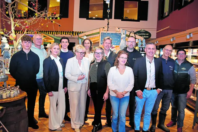 Veranstalter Henry Bielefeldt (2. v. li.) und Gastgeber Arndt Oelkers (re.) mit einigen Messeteilnehmern beim Pressetermin auf Hof Oelkers: Karen Ullrich Immobilien, Möbelhaus Brümmerhoff – Die Sesselei,  Autohaus Lohmann, Fensterforum Nordheide, Cycle-Team und INOL | Foto: Axel-Holger Haase