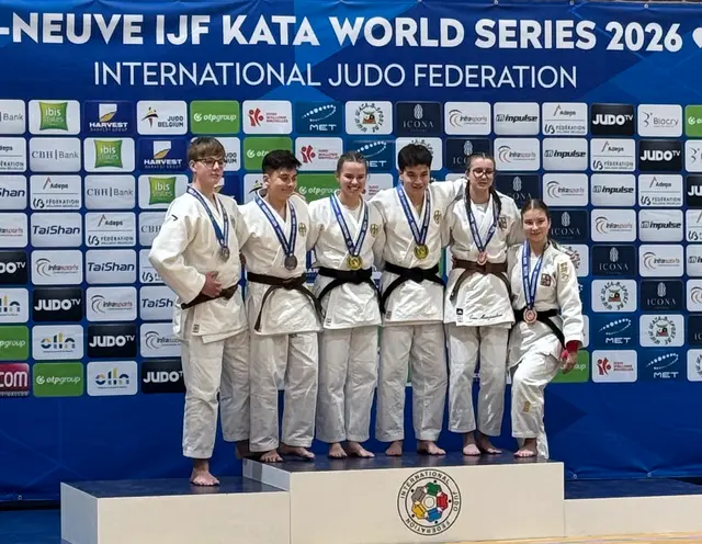 Bei der Siegerehrung der Junioren haben die Judoka Jette Buchholz und Laurenz Degener ­(Mitte) vom HSV Stöckte die Goldposition auf dem Podest eingenommen | Foto: Jeromin