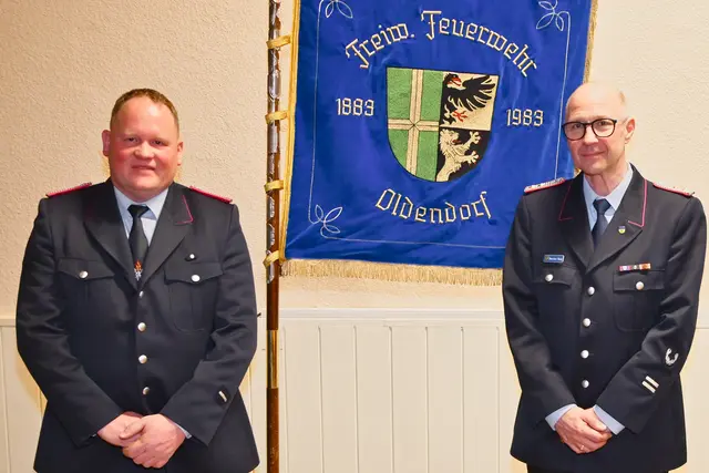 Ortsbrandmeister Thorsten Raap (im Bild rechts) und sein Stellvertreter Christian Gerdts nach erfolgreicher Wiederwahl als Führungsduo | Foto: Jens Stuthmann/FFW