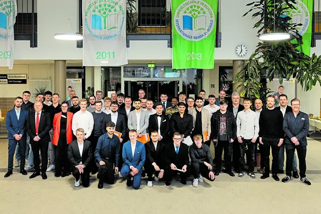 Die neuen Gesellen und Gesellinnen sind stolz auf ihre bestandenen Prüfungen | Foto: Christian Boldt/www.moin-stade.de