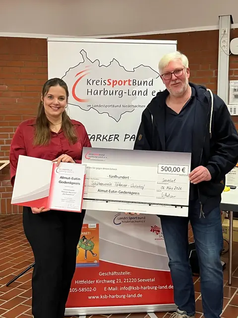 Janina Schlüter und Vorsitzender Ralf Erhorn nahmen die Auszeichnung entgegen | Foto: Kreissportbund