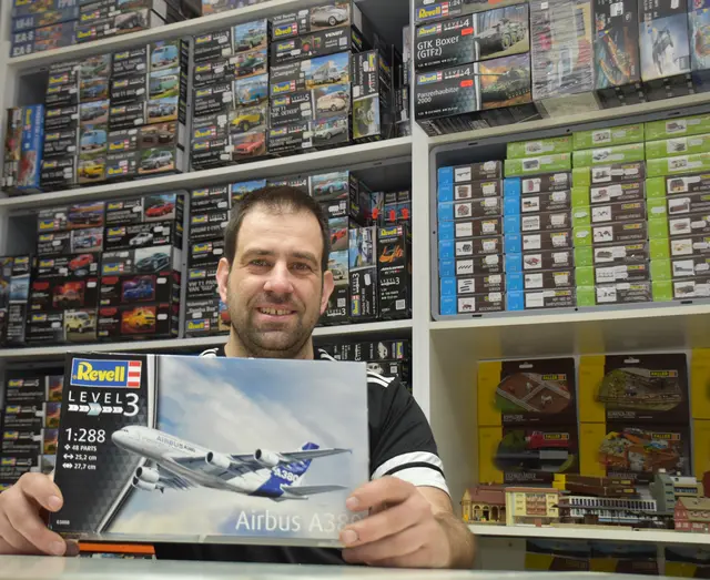 Firmeninhaber Kai Werner ist unter anderem auf  Bausätze von Revell spezialisiert | Foto: Axel-Holger Haase