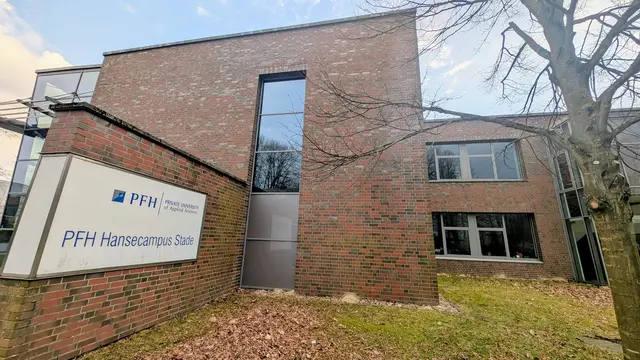 Der Hansecampus Stade der PFH Göttingen. Das Gebäude gehört der Stadt  | Foto: jd