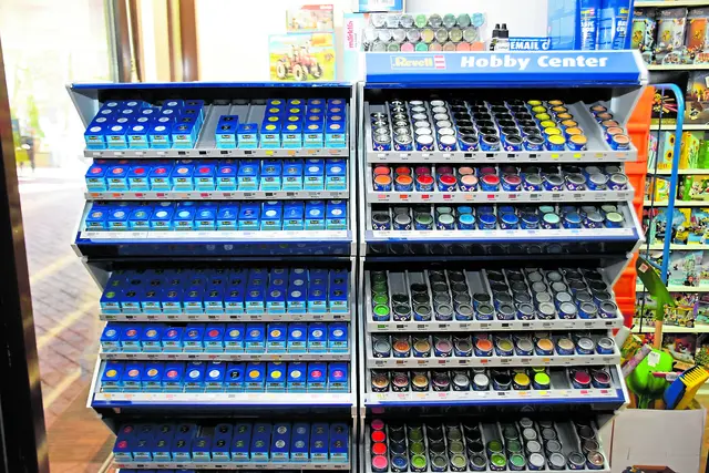 Farben und Zubehör gibt es in großer Auswahl in der Spielzeugkiste  | Foto: Axel-Holger Haase