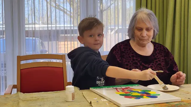 Pepe (5 Jahre) ist völlig vertieft mit Ljubov Adler in sein Werk | Foto: sh