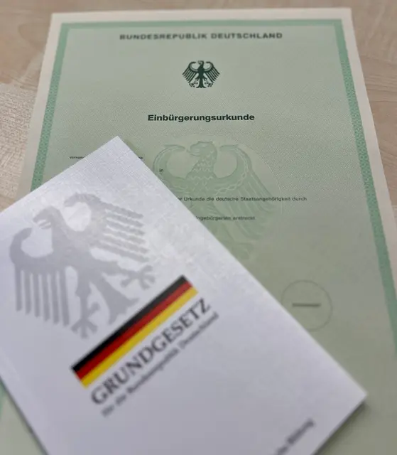 Der Weg zur deutschen Staatsbürgerschaft ist nicht einfach: Bevor eine Einbürgerungsurkunde übergeben werden kann, müssen einige Voraussetzungen erfüllt sein | Foto: Landkreis Stade / Nina Dede