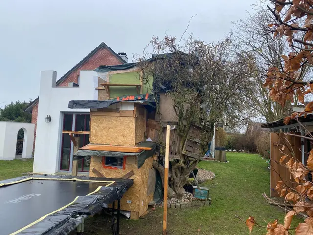 Das Baumhaus von der Seite | Foto: Nick Blumenstein