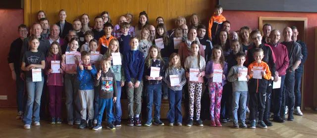 Im Dorfgemeinschaftshaus in Vierhöfen wurden die Sportabzeichen verliehen | Foto: Ralf Koenecke