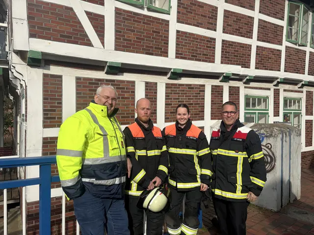 Wilhelm Ulferts (68) Oberdeichrichter , Hendrik Montag (39) und Tessa Riepen (24) Feuerwehr Königreich und Ulrich Riepen (65) Feuerwehr Hove | Foto: sts
