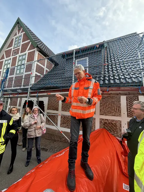 Das mobile Schlauchelement ist getestet und zertifiziert. Es bleibt standfest. Auch mit Treibgutanprall. Getestet wurde dies mit 500 kg Treibgut, welches mit 8 km/h dagegen schwimmt. | Foto: sts