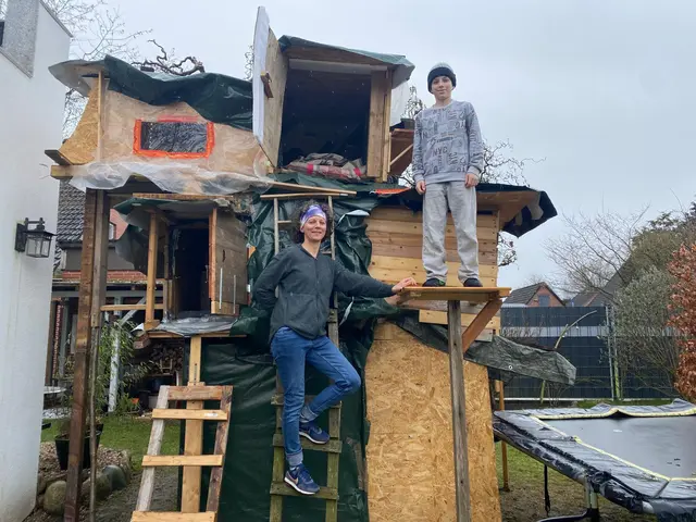 Gabriele und Henri Reeb vor dem Baumhaus | Foto: NIck Blumenstein