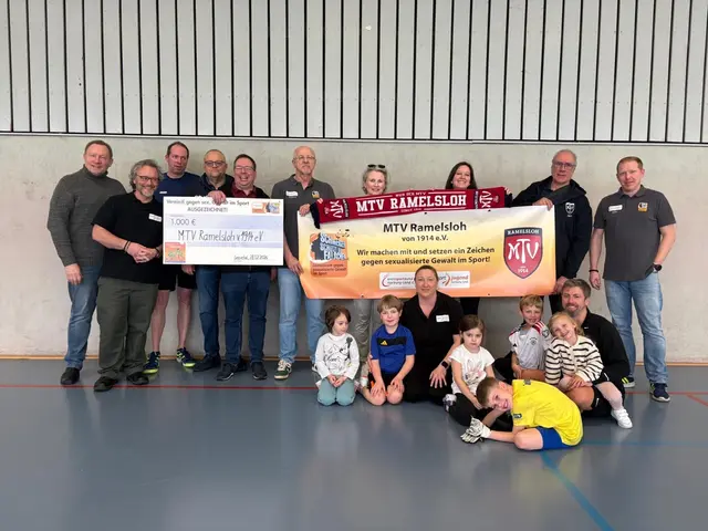 Reiner Sonntag (v. li. Vorsitzender Sportjugend Niedersachsen), Kenneth Dittmann� Haselhorst (PSG-Tandem KSB), Dirk Ohle (MTV Ramelsloh), Chrisitan Müller (MTV Ramelsloh), Andy Schünemann (Vorsitzender MTV Ramelsloh), Uwe Bahnweg (Vorsitzender KSB), Heidi Popien (MTV Ramelsloh), Nadine Becher (PSG-Tandem PSG), Nina Schünemann, Jan Eckel, Matthias Lange (alle MTV Ramelsloh) Christian Becher (Vertrauensperson KSB) | Foto: KSB Harburg-Land e.V.