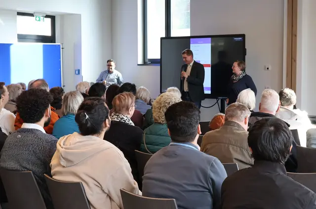 Bei der Infoveranstaltung in Salzhausen: Falk Pillath (Mi.), Ordnungsamtsleiter der Samtgemeinde, und Sandra Sperling vom Landkreis Harburg | Foto: Samtgemeinde Salzhausen