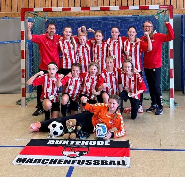 Die D-Juniorinnen des JFV Buxtehude feiern ihren Sieg bei den Hallenbezirksmeisterschaften | Foto: T. O. Horn