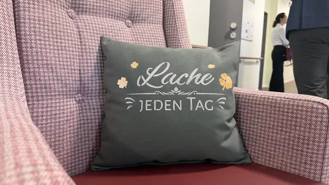 "Lache jeden Tag" steht auf einem der dekorativen Kissen. Das dürfte den neue Bewohnern in der Residenz nicht schwer fallen | Foto: tml