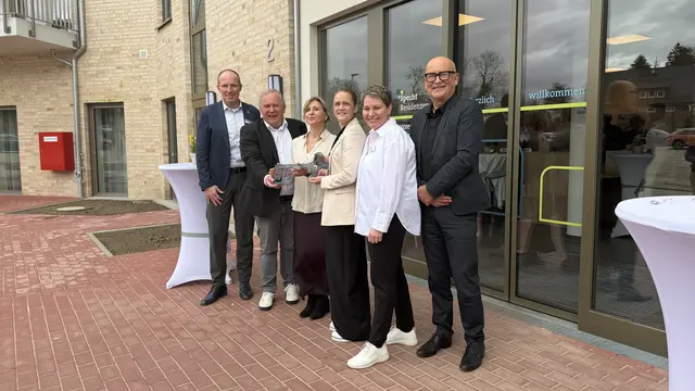 Nach der symbolischen Schlüsselübergabe vor der Seniorenresidenz Vosshusen (von links): Bürgermeister Tobias Handtke, Frank Markus, Kerstin Becker, Residenzleiterin Nadine Kantor, Pflegedienstleiterin Nadia Pöppl und Architekt Norbert Behrens | Foto: tml