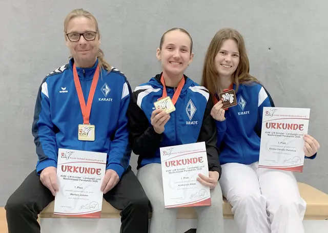 Die Medaillengewinner (v. li.): Markus Johann, Katharina Bibik und Emma-Christin Panckow (alle Blau-Weiss Buchholz)  | Foto: Weber