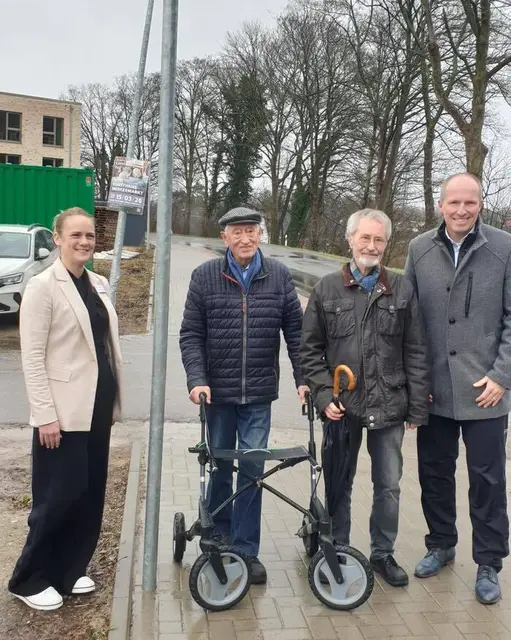 Bei der Einweihung der neuen Tarutinoer Straße: Residenzleiterin Nadine Kantor (links), Initiator Armin Hinz (zweiter von rechts) und Bürgermeister Tobias Handtke (rechts) im Gespräch mit Gästen | Foto: Gemeinde Neu Wulmstorf