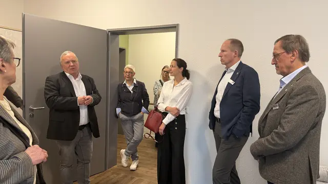 Frank Markus von der Specht-Gruppe erläuterte bei der Begehung der Räume das Konzept der Residenz, bei dem ein würdevoller und empathischer Umgang im Mittelpunkt steht | Foto: tml