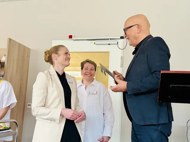 Vor dem großen Moment der Schlüsselübergabe: Nadine Kantor (links) freut sich gemeinsam mit Kollegin Nadia Pöppl über die Eröffnung der Seniorenresidenz Vosshusen | Foto: tml