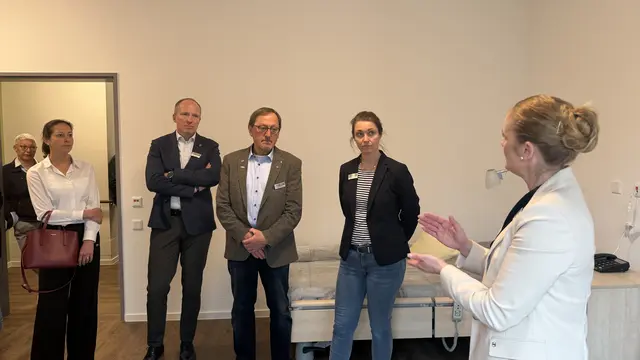 Residenzleiterin Nadine Kantor erläutert das Konzept für das Team: Innerhalb klarer Strukturen sollen Mitarbeitende Verantwortung übernehmen und Abläufe selbst mitgestalten | Foto: tml