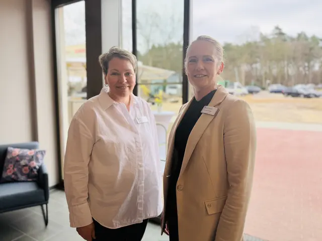 Nach langer Vorbereitung ist es endlich soweit: Pflegedienstleiterin Nadja Pöppel (links) und Residenzleiterin Nadine Kantor freuen sich über die Eröffnung der Seniorenresidenz Vosshusen | Foto: tml