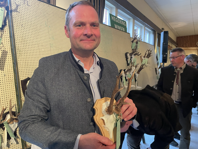 Jäger Stefan Isermann aus Garlstorf mit einer seiner Trophäen | Foto: Silke König 