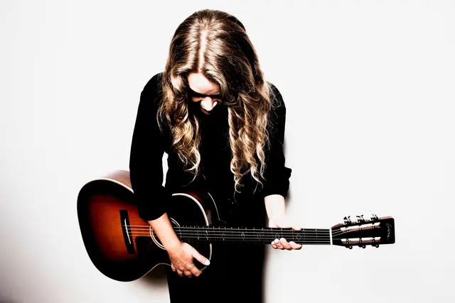 Heidi Joubert – Sängerin, Songwriterin, Percussionistin und international bekannte „Queen of Cajon“ tritt in Schneverdingen auf | Foto: Künstlerin