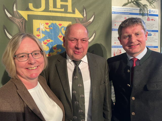 Der Vorsitzende Horst Günter Jagau (Mitte) mit dem angehenden Kreisjägermeister Ulrich Peper und seiner zukünftigen Stellvertreterin Sandra Flick | Foto: Silke König