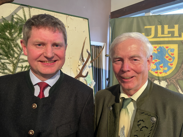 Kreisjägermeister Norbert Leben mit seinem bisherigen Stellvertreter und baldigem Nachfolger Ulrich Peper | Foto: Silke König
