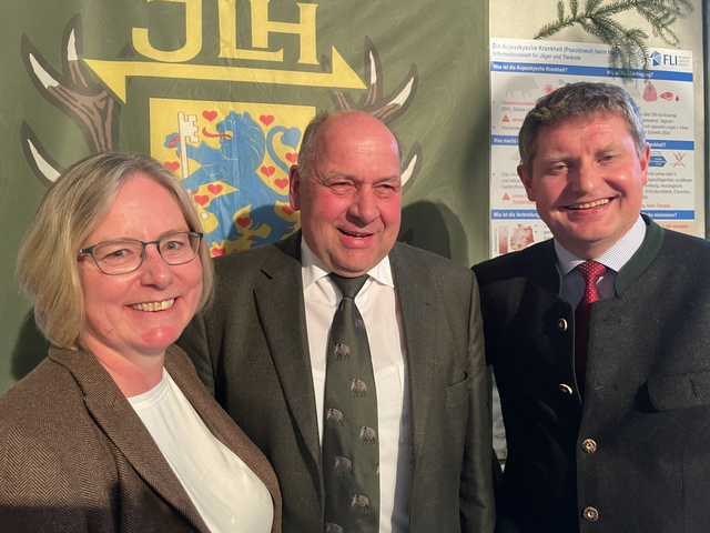 Der Vorsitzende Horst Günter Jagau mit dem zukünftigen Kreisjägermeister Ulrich Peper und seiner Stellvertreterin Sandra Flick  | Foto: Silke König 