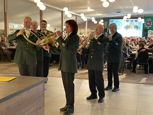 Der Parforcehornkurs-Bläserkreis Nordheide unter der Leitung von Ute Marx  | Foto: Silke König