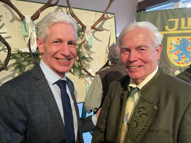 Landrat Rainer Rempe mit dem scheidenden Kreisjägermeister Norbert Leben | Foto: Silke König