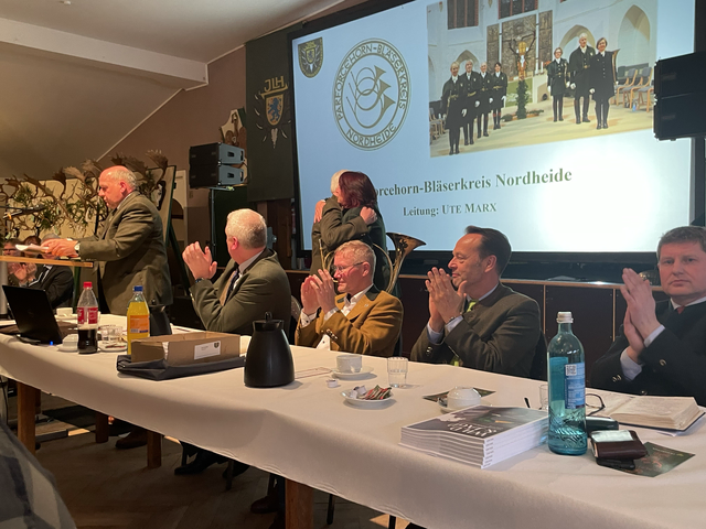 Ute Marx verabschiedet sich von Kreisjägermeister Norbert Leben | Foto: Silke König