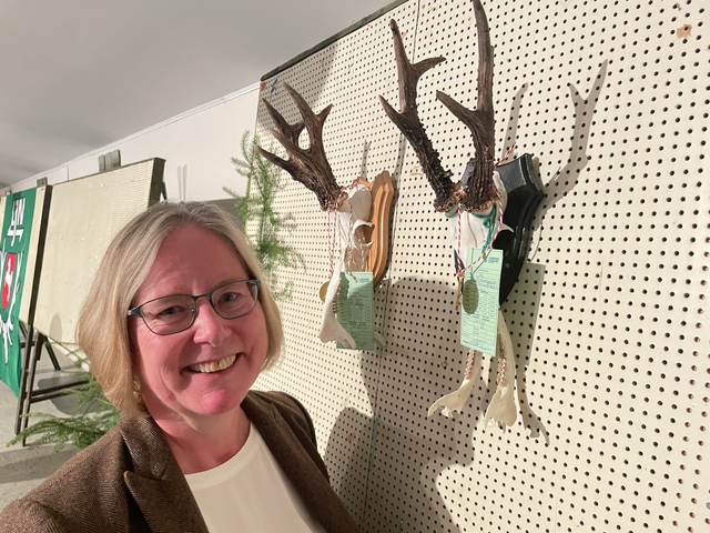 Die angehende stellvertretende Kreisjägermeisterin Sandra Flick vor zwei mit einer Goldmedaille ausgezeichneten Trophäen | Foto: Silke König