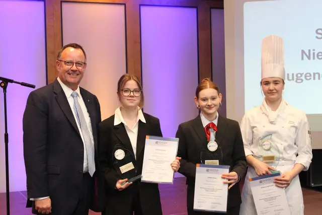 DEHOGA-Präsident Dirk Breuckmann gratuliert den Siegerinnen (von links nach rechts):
Hotelfachfrau Eileen Paschke (Hotel Freigeist Nordstadt, Göttingen), Fachfrau für Restaurants und Veranstaltungsgastronomie Chiara Kühle (Kastens Hotel Luisenhof, Hannover) und Köchin Isabelle Hatesuer (Gasthaus Müller, Barsinghausen) | Foto: Sarah Schulz