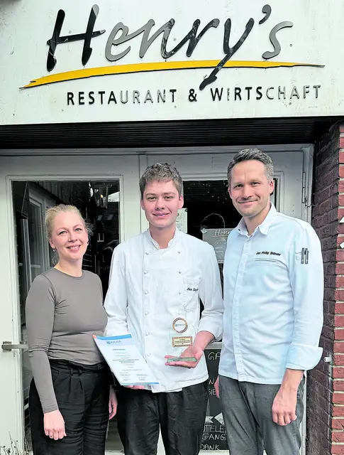 Die beiden Geschwister Christine Buchholz und Jan Philip Stöver (re.) freuen sich über den Erfolg ihres Auszubildenden Liam Struthers | Foto: Henry's