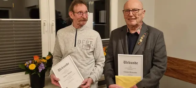 Freuen sich über die Ehrung: Heinz Ahrens und Günter Heinsohn (v. li.)  | Foto: ig