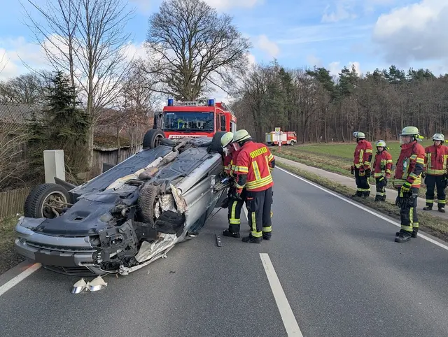 Freiwilligen Feuerwehren aus Schierhorn, Hanstedt sowie der Rüstwagen der Feuerwehr Jesteburg wurden zu einem  Verkehrsunfall alarmiert.  | Foto: Freiwillige Feuerwehr Samtgemeinde Hanstedt