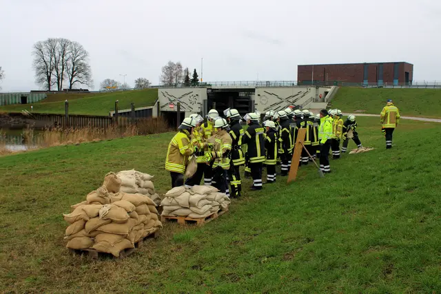 Die angehenden Feuerwehrleute beim Sichern eines Deiches beim Deichverband Vogtei Neuland | Foto: Burkhard Giese